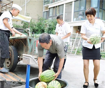 買下一整車西瓜，讓瓜農(nóng)早點回家